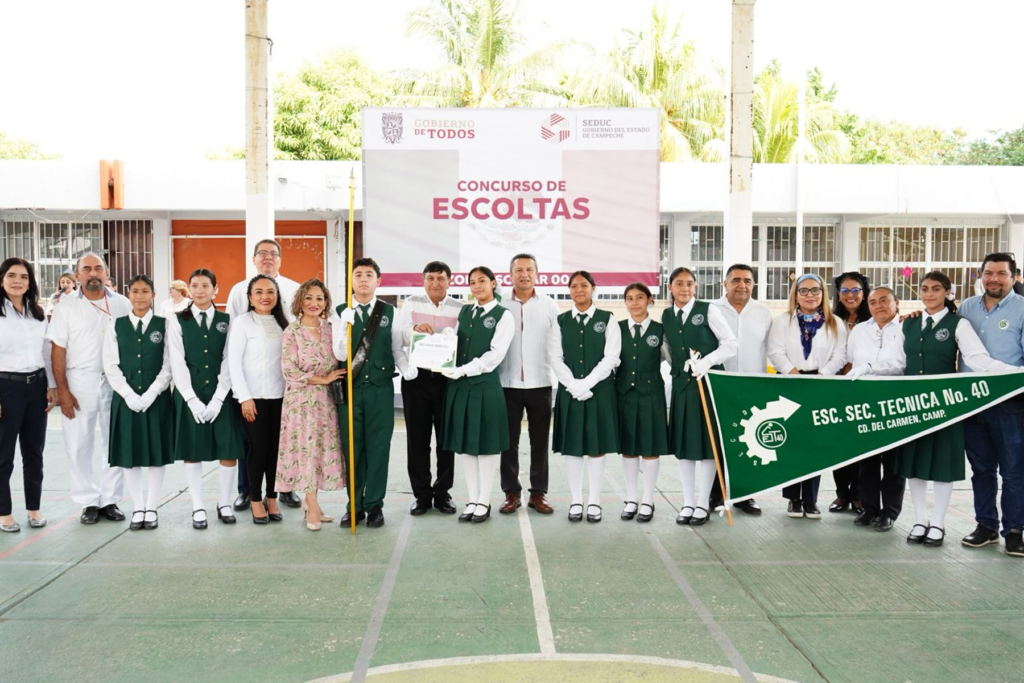 Estudiantes de secundaria participando en el concurso de escoltas en Carmen - Carxcter Campeche