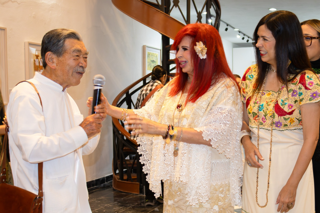 1.	Gobernadora Layda Sansores y el maestro Shinzaburo Takeda recorriendo la exposición de arte en la Galería Joaquín Clausell - Carxcter Campeche