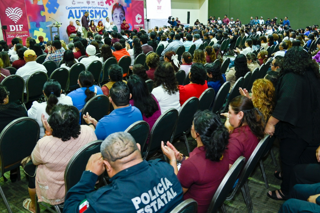 Padres de familia y especialistas participando en las mesas de consulta sobre la Ley de Autismo - Carxcter Campeche
