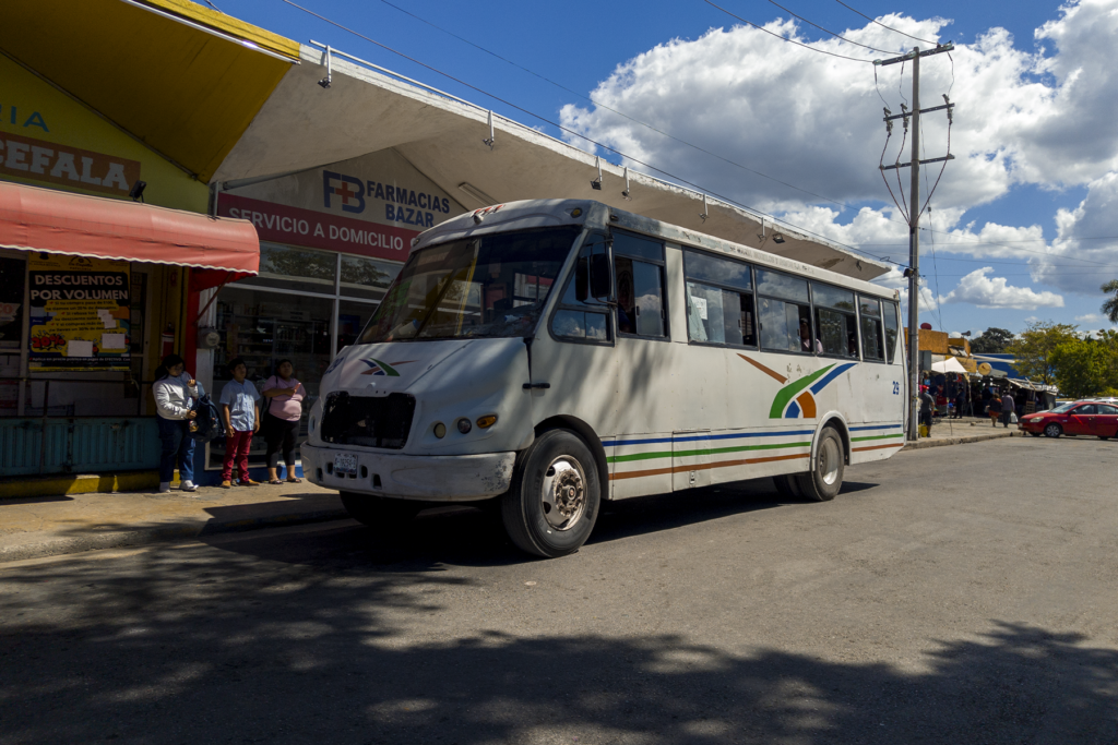 Unidad de transporte público de la cooperativa José María Morelos y Pavón en una colonia de Campeche - Carxcter Campeche