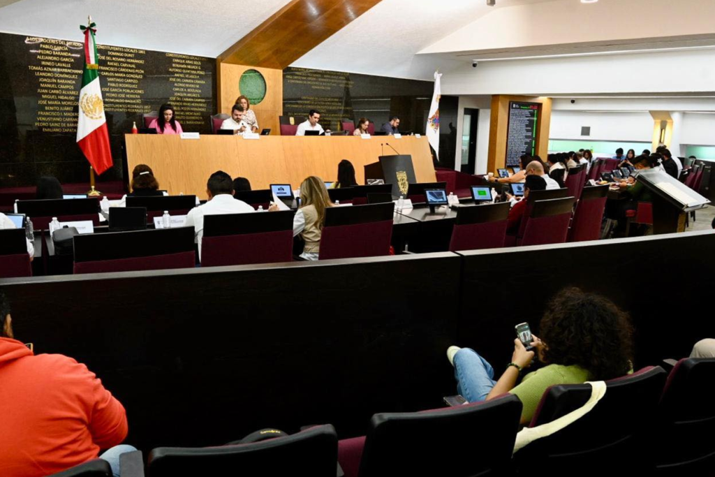 Apicultores de Suc-Tuc entregando pliego petitorio en el Congreso de Campeche para la protección de las abejas - Carxcter Campeche