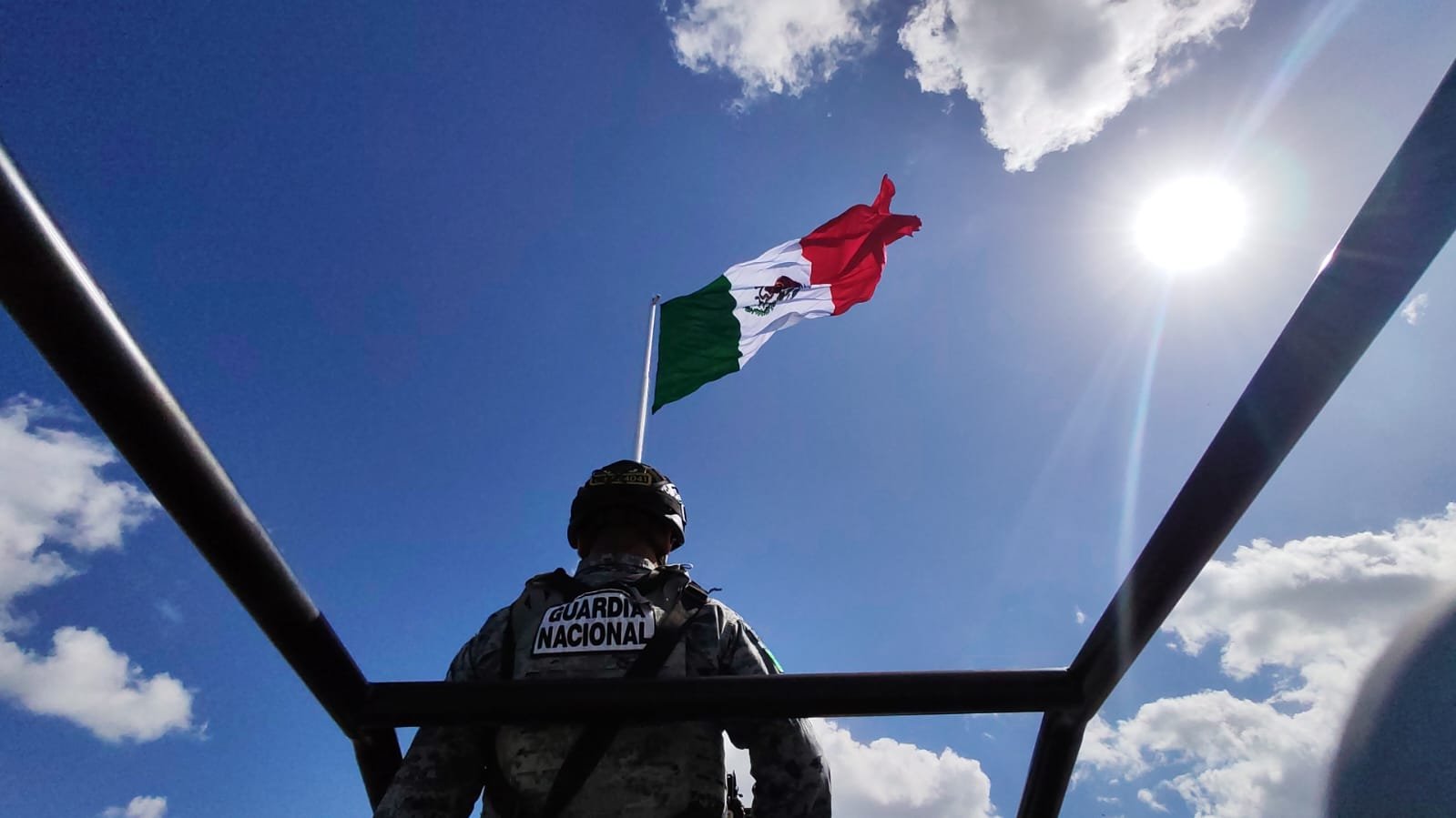 Autoridades militares, navales y civiles se reunieron en la glorieta de la Monumental Asta Bandera para encabezar la ceremonia conmemorativa por el Día de la Bandera