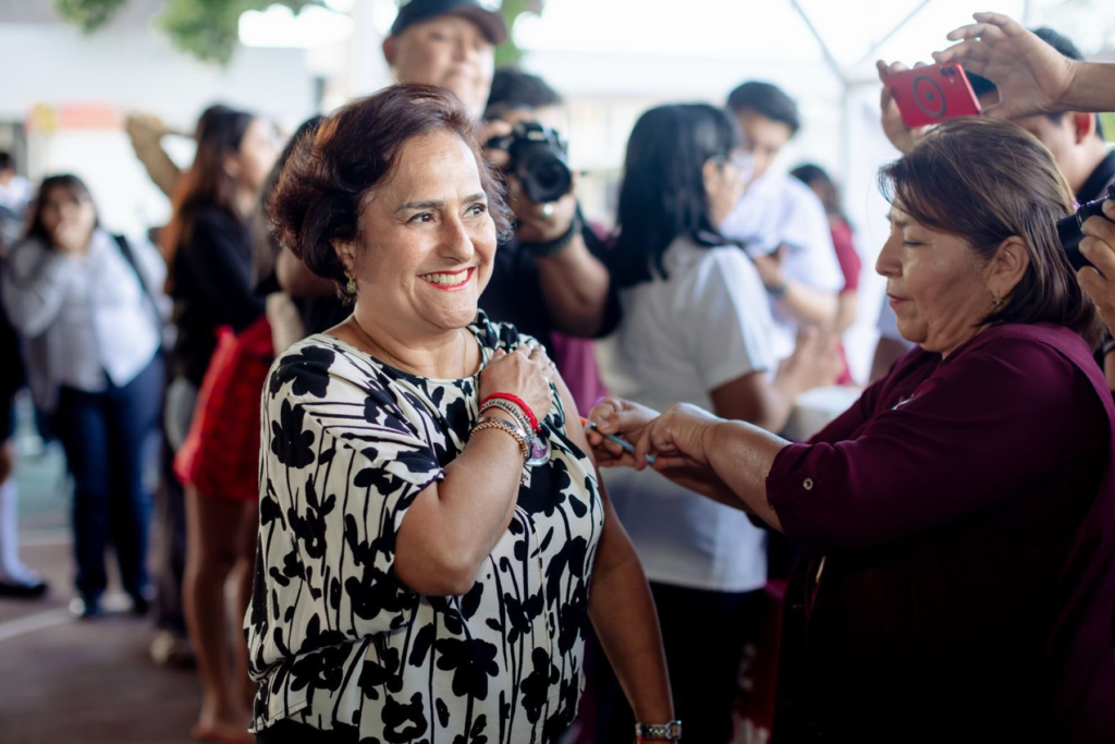 Rectora Fanny Guillermo Maldonado supervisando los módulos de atención médica en el campus universitario - Carxcter Campeche