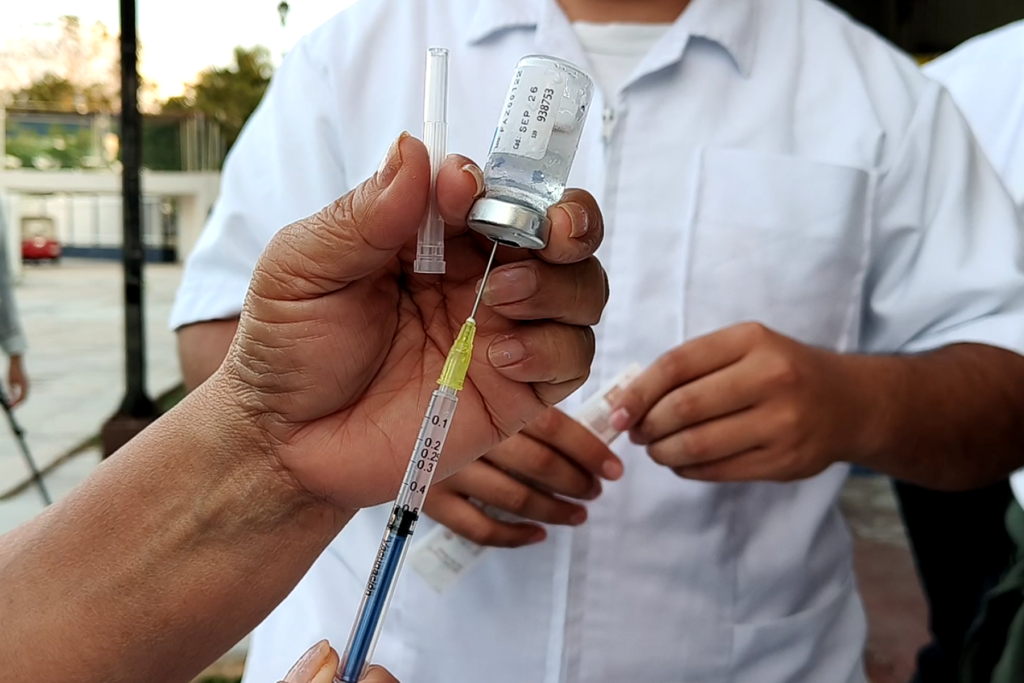 Estudiantes de la UACAM recibieron vacunas durante la jornada de Salud en Tu Barrio - Carxcter Campeche