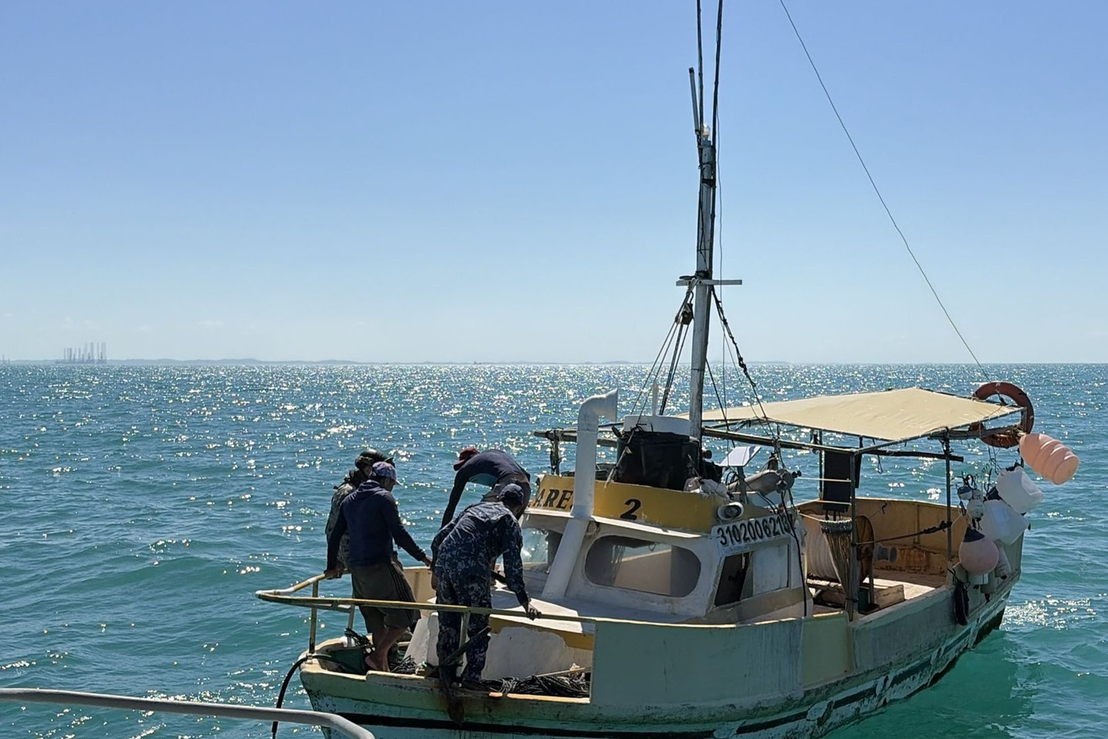 Golpe a la pesca ilegal Marina asegura embarcación en Seybaplaya - Carxcter Campeche