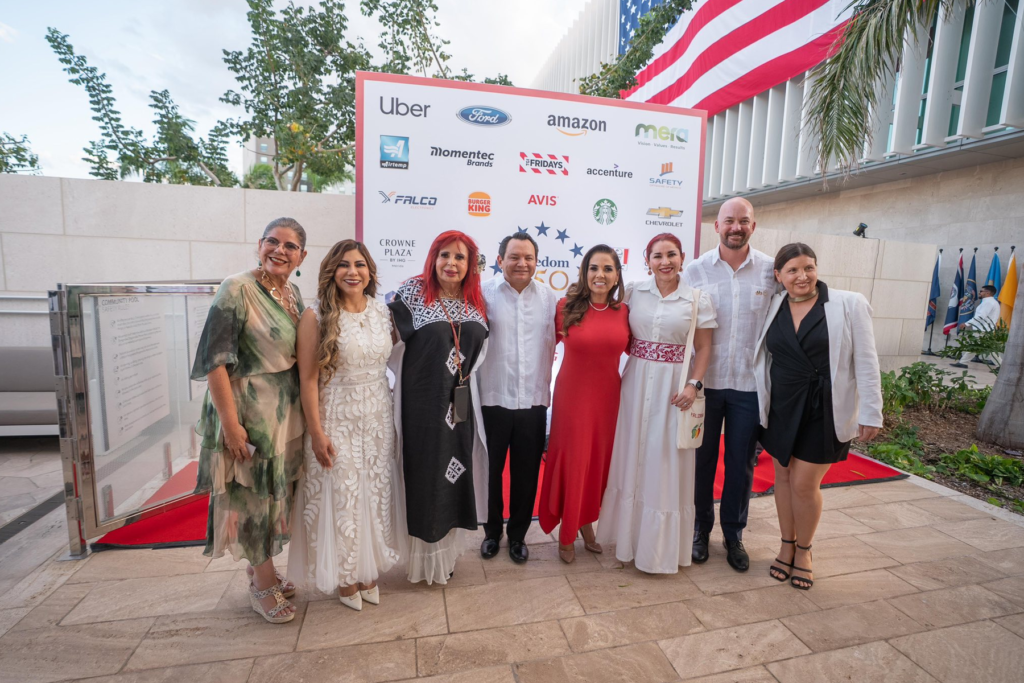 Funcionarios de Campeche en celebración de la Independencia de Estados Unidos - Carxcter Campeche