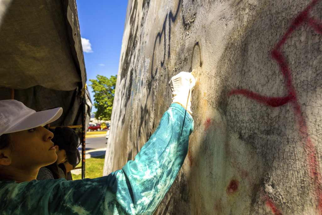 Restauradores del INAH realizando limpieza química en los muros del Baluarte de San Carlos - Carxcter Campeche
