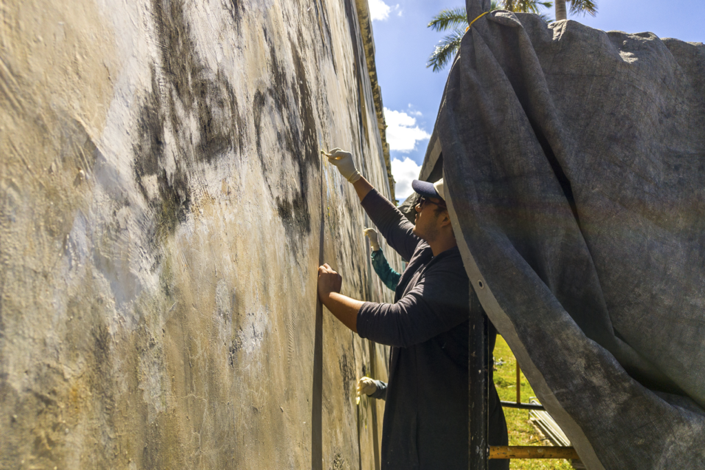 Restauradores del INAH, retirarán consignas feministas en el Baluarte de San Carlos - Carxcter Campeche