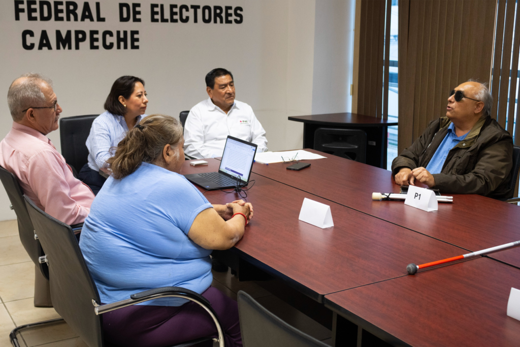 Ciudadanos con discapacidad visual participando en la consulta del INE para evaluar texturas en la nueva credencial - Carxcter Campeche