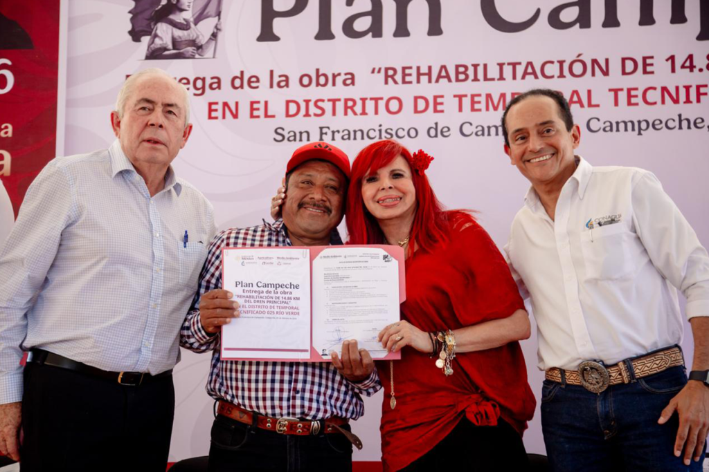 Productores del campo en Tikinmul acompañando a las autoridades durante la entrega de la obra - Carxcter Campeche