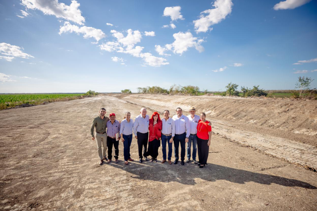 Gobernadora Layda Sansores recorriendo los 14 kilómetros rehabilitados del Dren Principal en Tikinmul, apoyo al campo - Carxcter Campeche