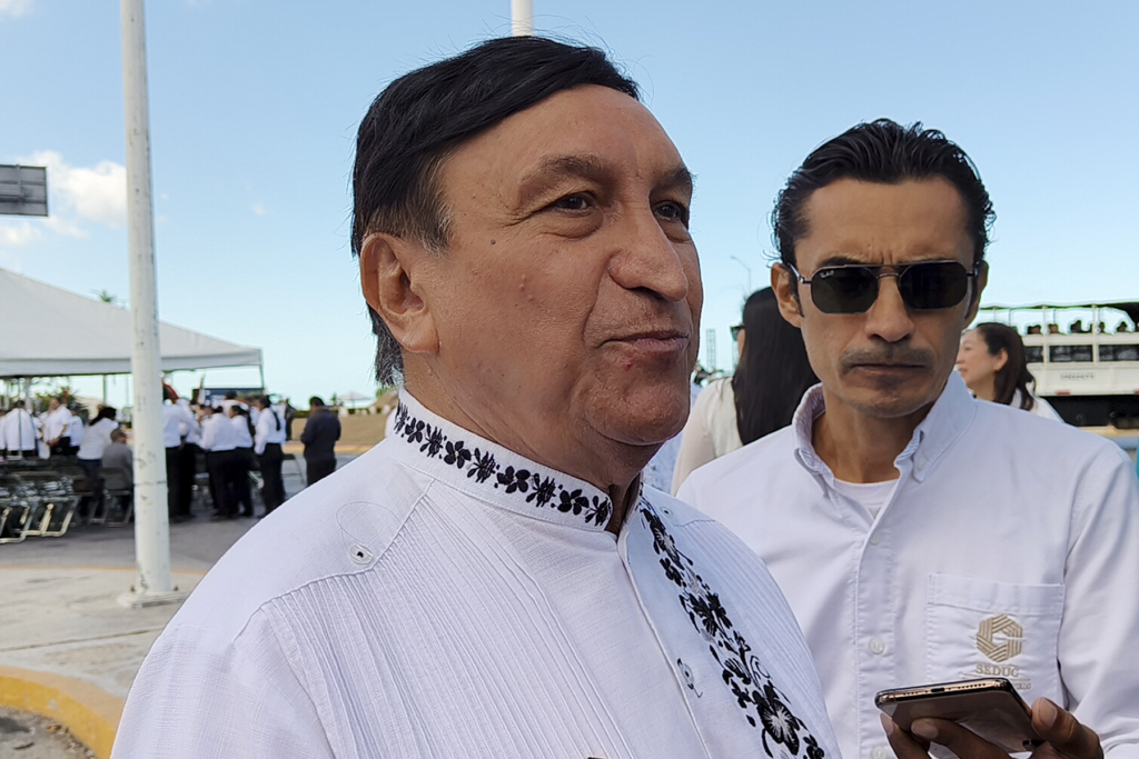 Secretario de Educación, Víctor Sarmiento Maldonado, conversando con medios de comunicación sobre la prevención escolar - Carxcter Campeche