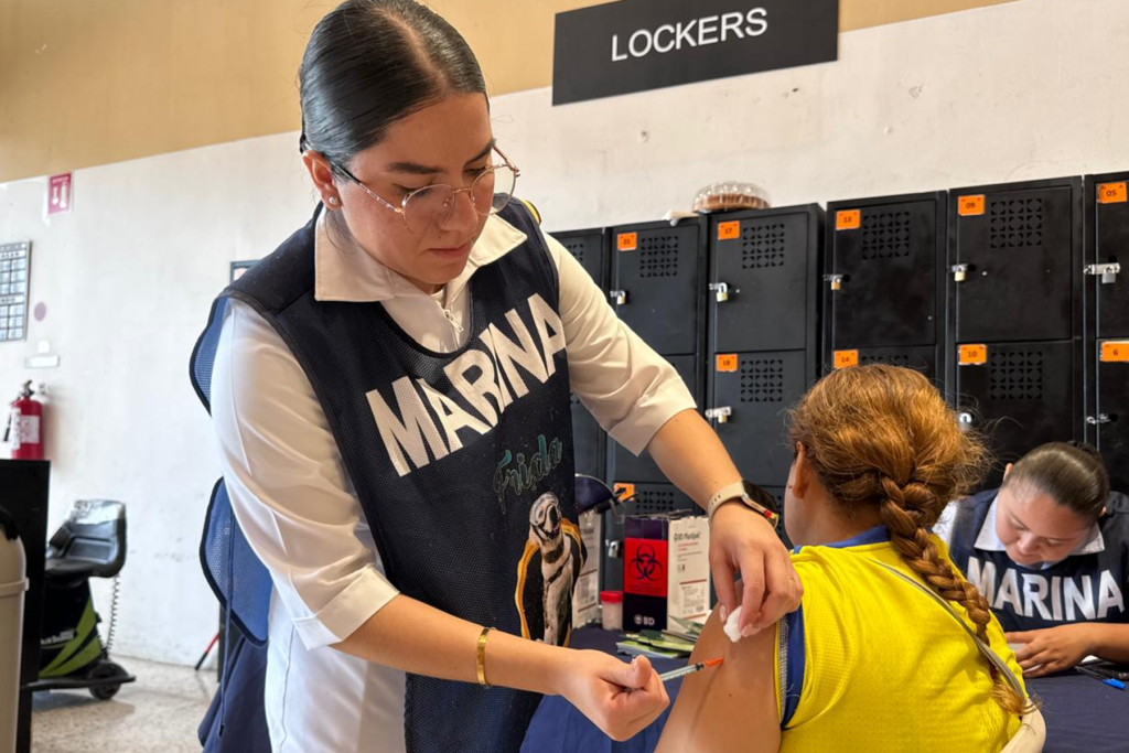 Personal de la Marina apoyo tareas de vacunación en Campeche - Carxcter Campeche