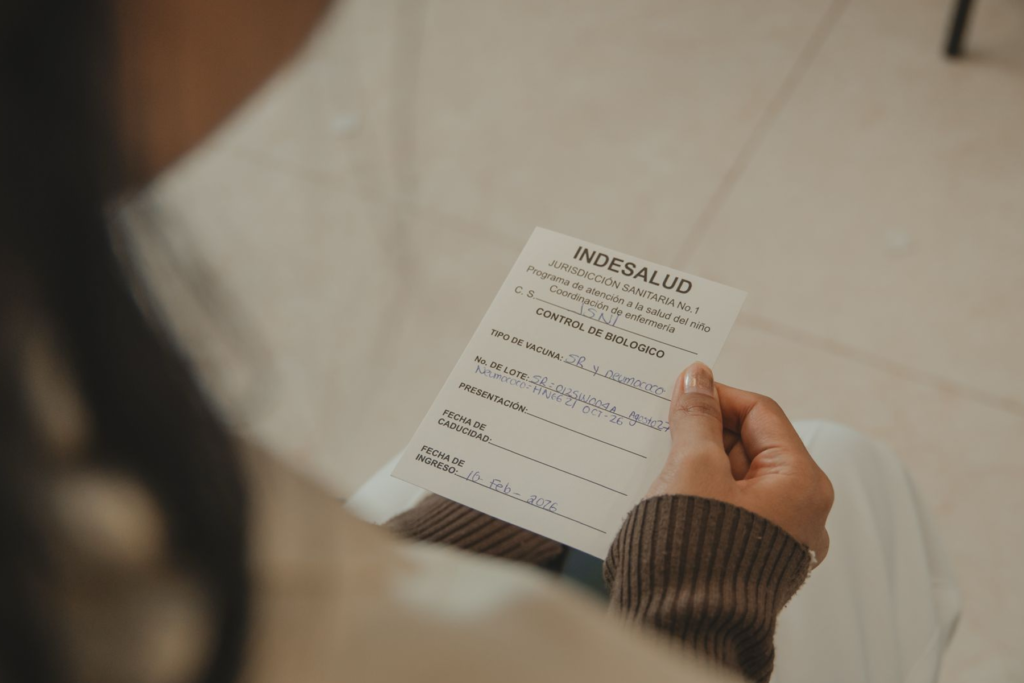 Personal de enfermería de la Secretaría de Salud preparando dosis de vacunación contra el Sarampión en la UACAM - Carxcter Campeche