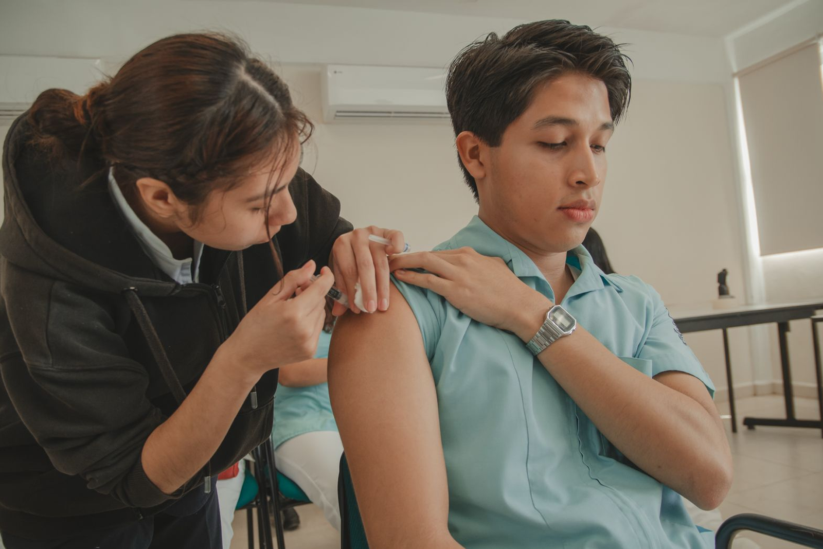 Estudiantes de la UACAM recibiendo la vacuna contra el sarampión – Carxcter Campeche