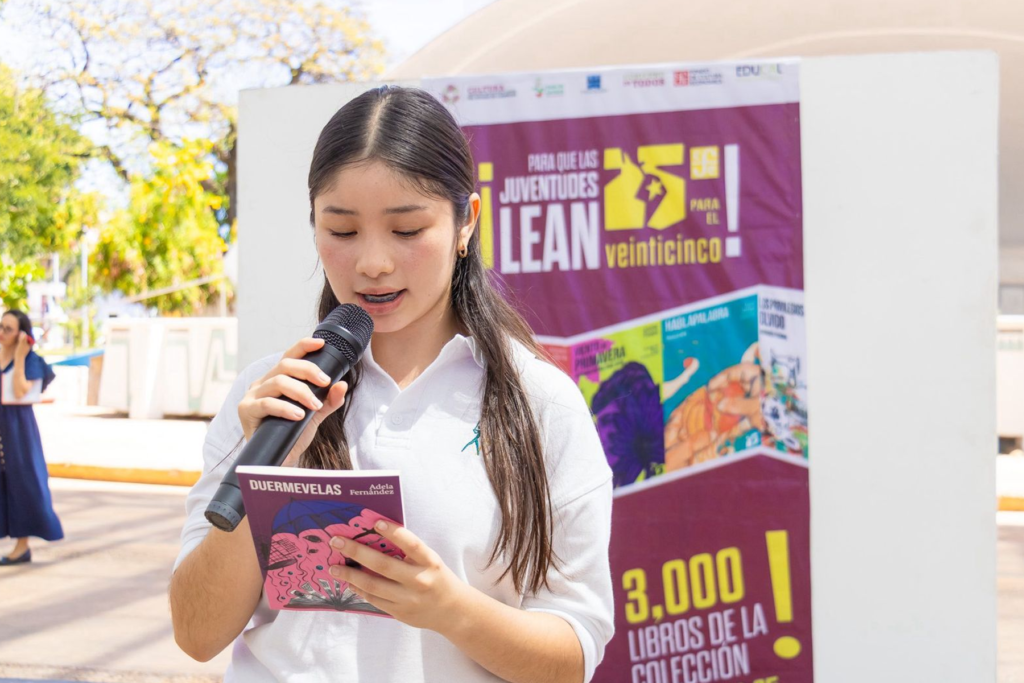 Estudiantes de Campeche eligiendo libros en los stands de la colección 25 para el 25 - Carxcter Campeche