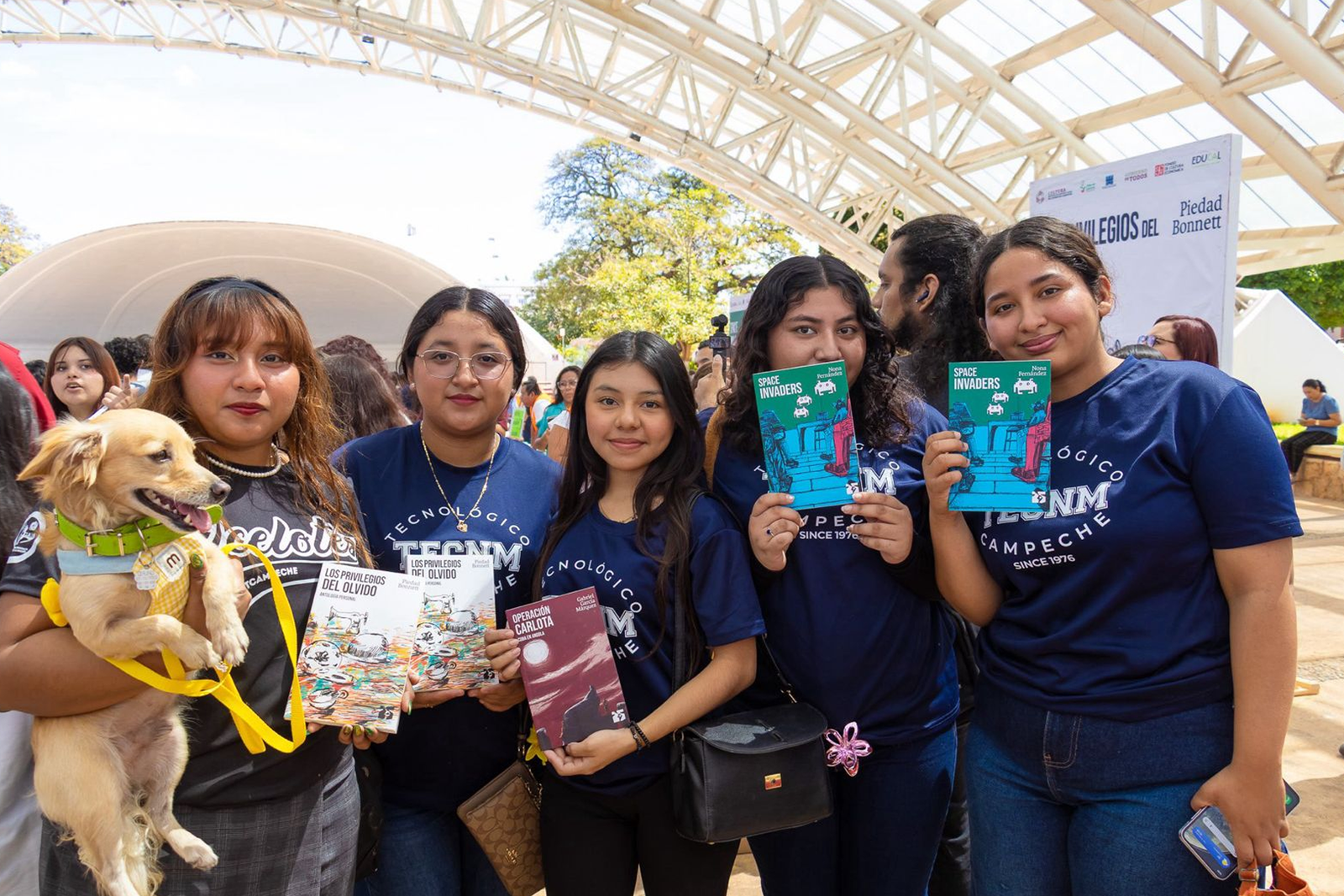 Jóvenes de Campeche reciben 3 mil libros de 25 para el 25 - Carxcter Campeche