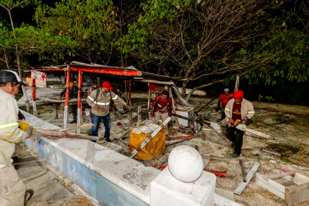 Personal del Gobierno del Estado recupera espacios del Malecón de Campeche - Carxcter Campeche