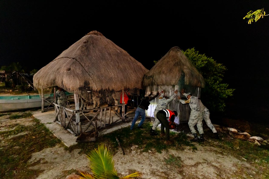 Personal del Gobierno de Campeche supervisando el operativo de limpieza en el Malecón - Carxcter Campeche