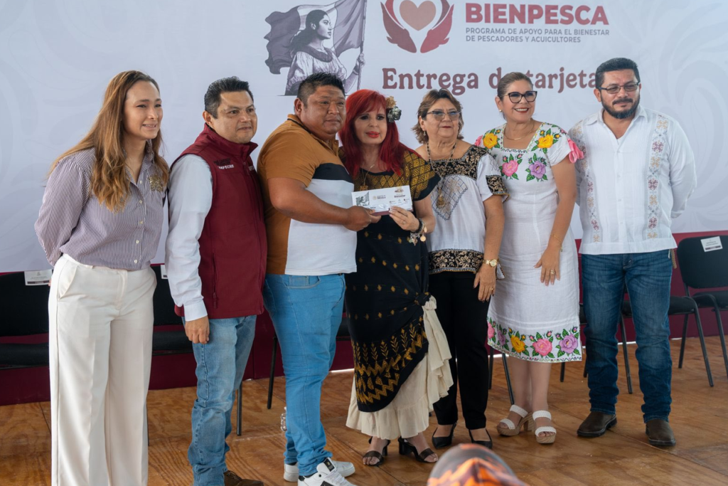 Layda Sansores entrega tarjetas Bienpesca a pescadores de Seybaplaya - Carxcter Campeche
