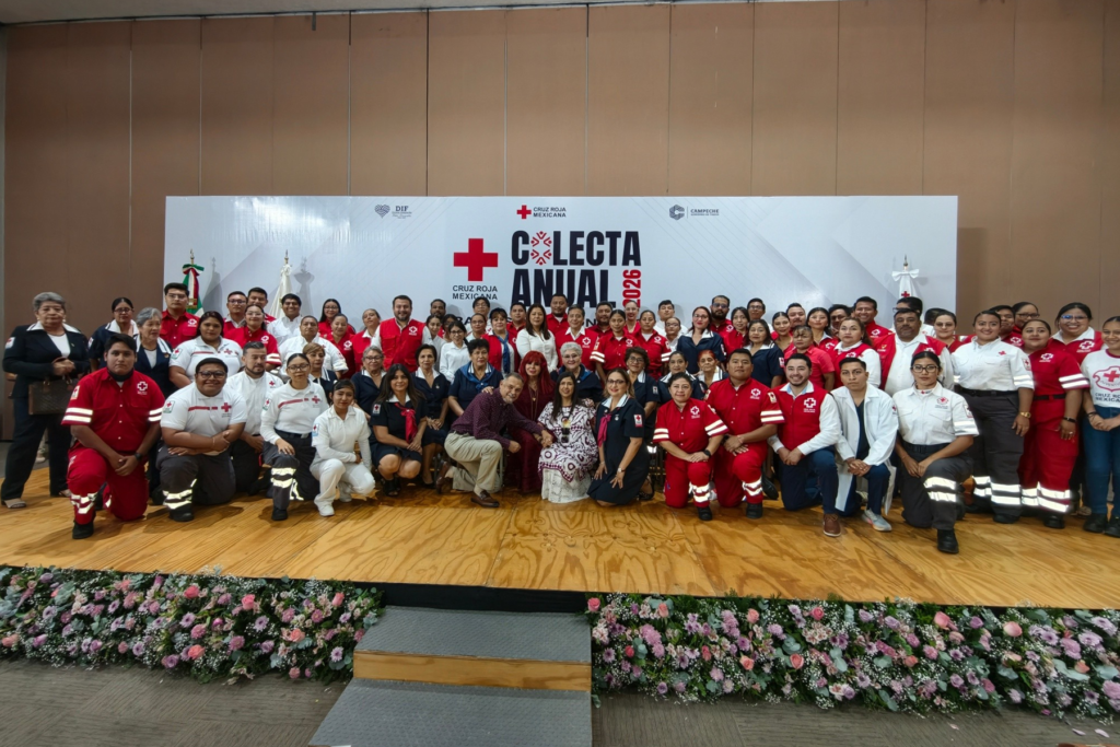 Voluntarios de la Cruz Roja Mexicana con alcancías de recaudación en el Centro de Convenciones - Carxcter Campeche