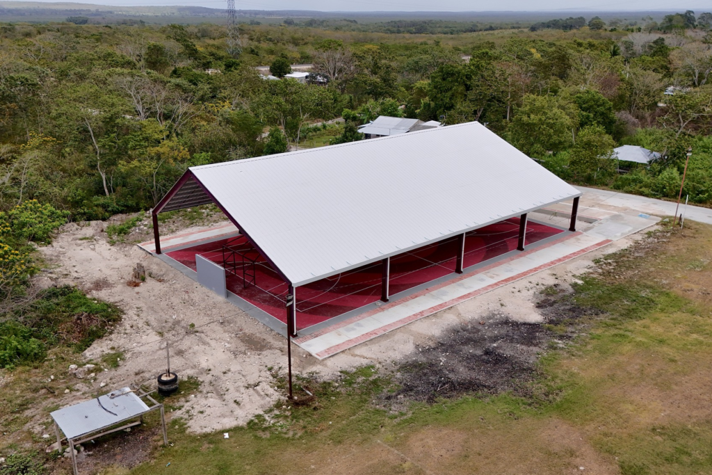 Gobernadora Layda Sansores inaugurando la cancha techada en la comunidad de Centenario, Escárcega - Carxcter Campeche