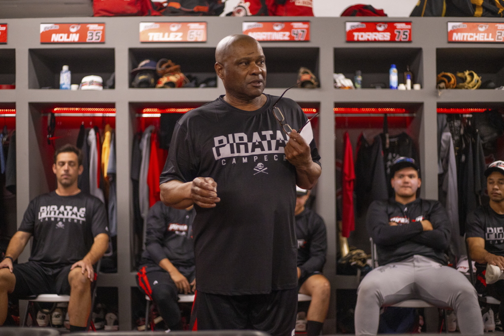Lloyd McClendon durante su presentación oficial como manager de los Piratas de Campeche en el estadio El Galeón - Carxcter Campeche