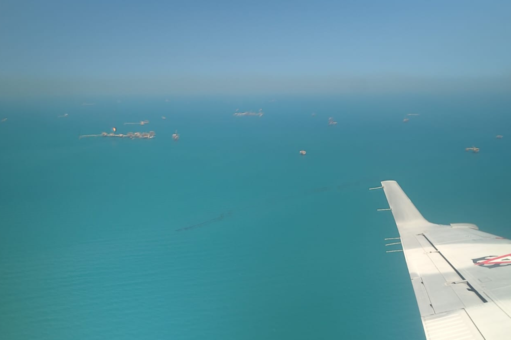 Aeronaves de Pemex realizando sobrevuelo de vigilancia ambiental sobre el litoral del Golfo de México - Carxcter Campeche