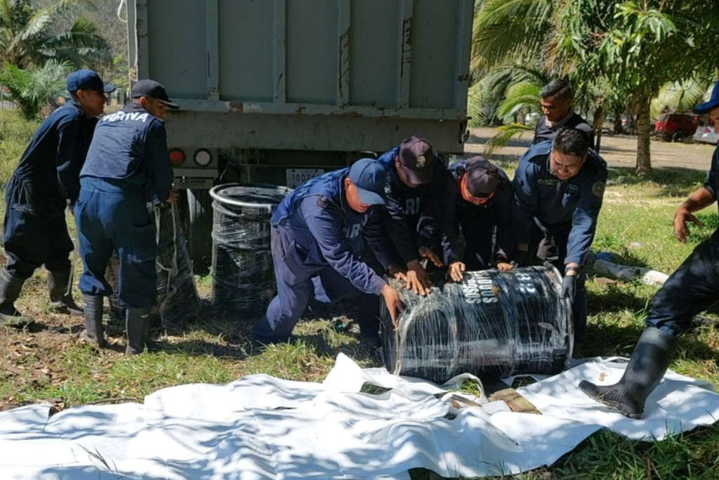 Personal técnico de ASEA inspeccionando residuos de hidrocarburo en la zona costera de Tabasco - Carxcter Campeche