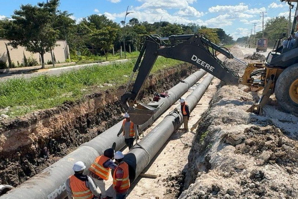 Maquinaria pesada trabajando en la instalación de tuberías para el nuevo acuaférico en Campeche - Carxcter Campeche