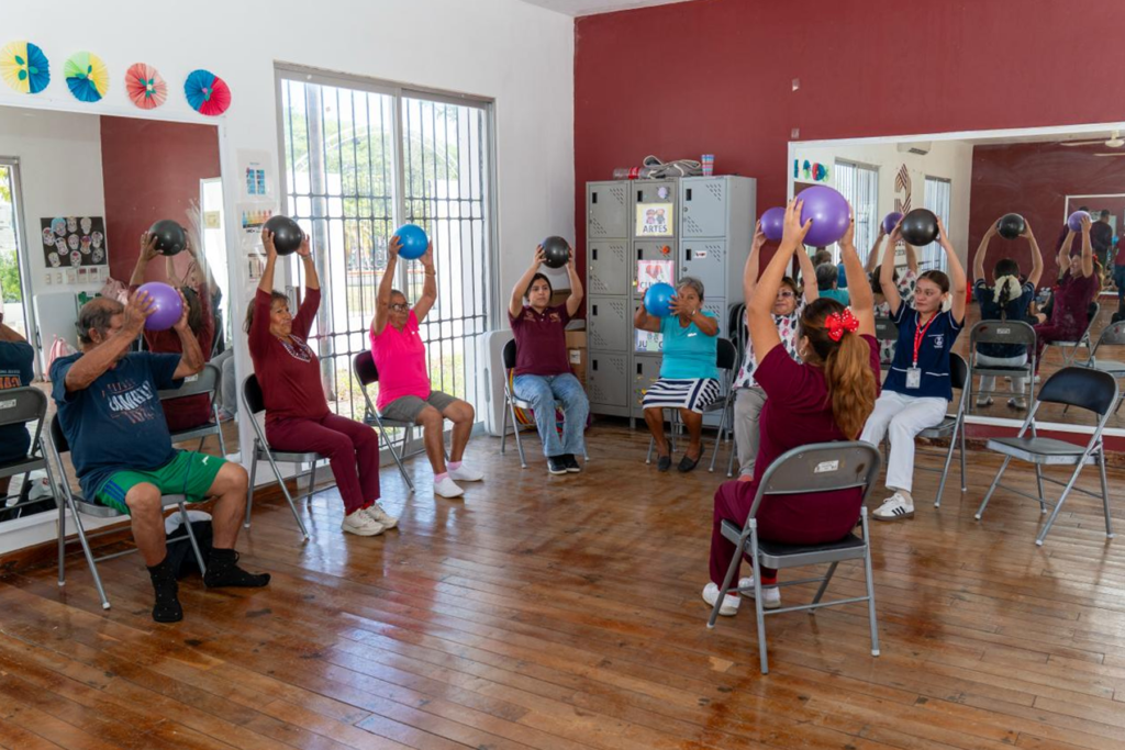 Adultos Mayores reciben atención en el CDC "PILARES" Siglo XXI - Carxcter Campeche