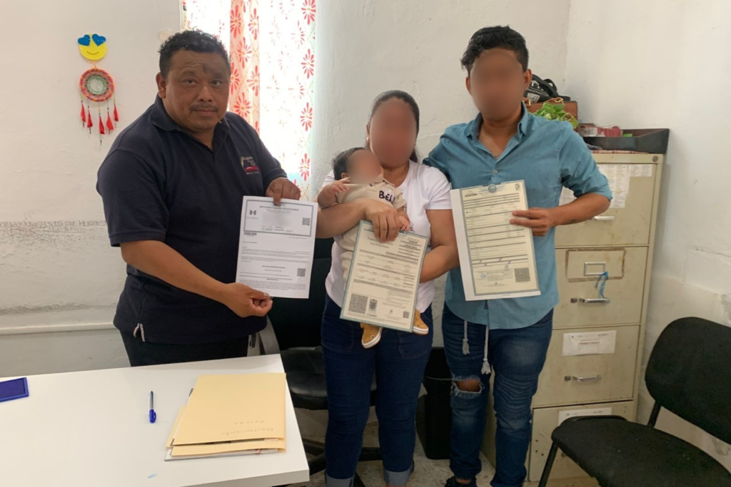 Funcionarios del Registro Civil de Campeche realizando el asentamiento de un menor en el CERESO de Kobén - Carxcter Campeche