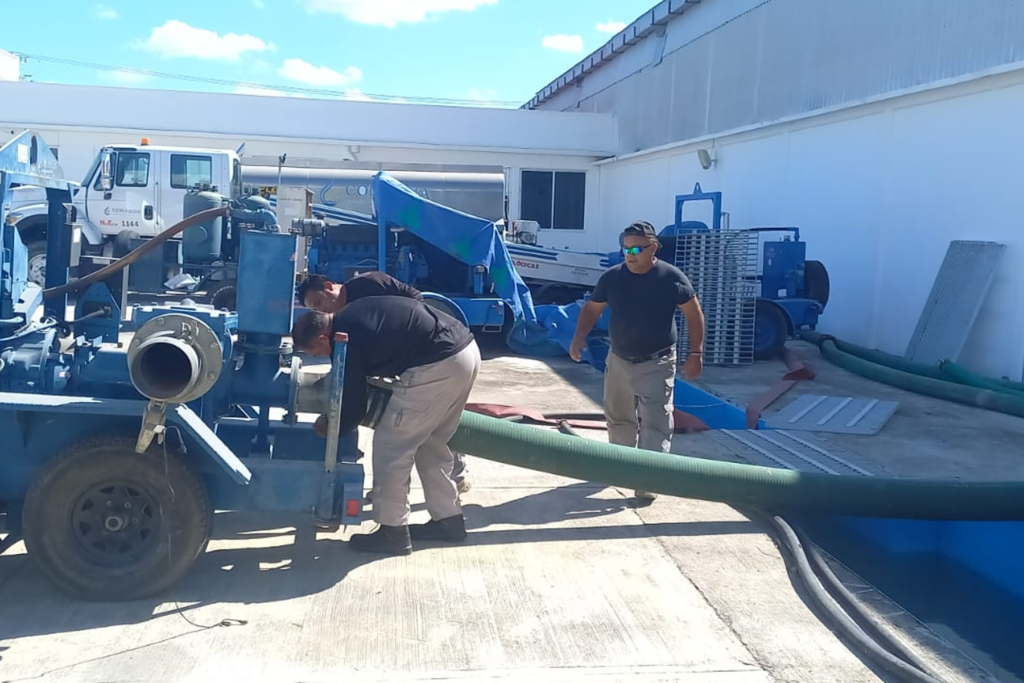 Personal especializado de Conagua dando mantenimiento a plantas potabilizadoras móviles en Campeche - Carxcter Campeche