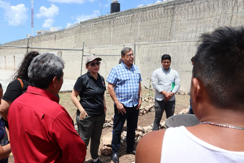 Internos del CERESO de Kobén trabajando en la preparación de camas de cultivo para el huerto comunitario - Carxcter Campeche