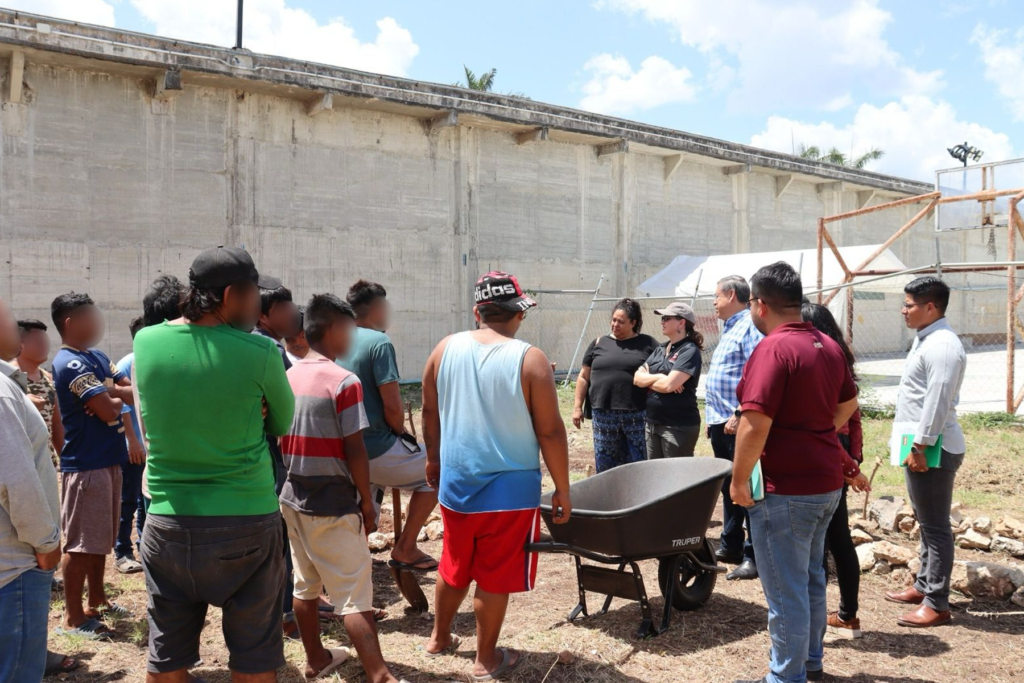 Autoridades estatales supervisando el inicio del proyecto de agricultura sostenible en el centro penitenciario - Carxcter Campeche