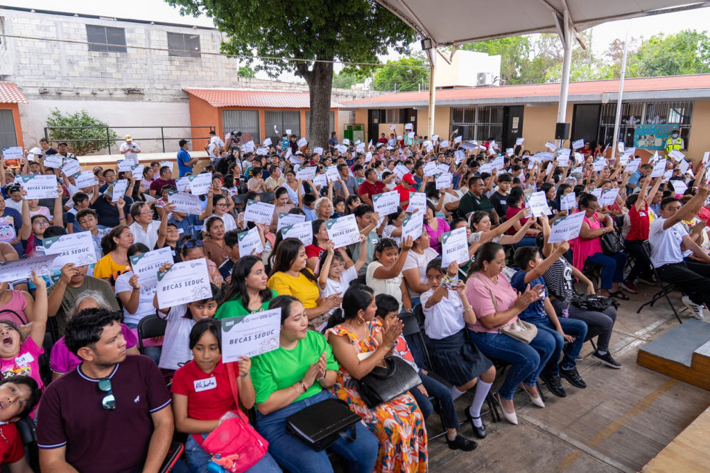 Entrega de becas de la Fundación "Pablo García" a estudiantes de la Escuela Primaria "Francisco G. Torres" - Carxcter Campeche