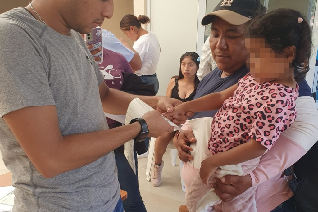 Niña junto a su formato de registro de identidad oficial - Carxcter Campeche