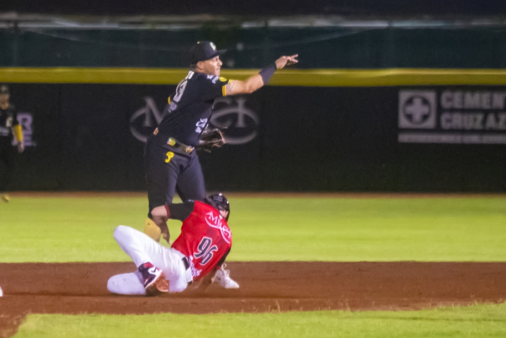 Duelazo de pitcheo entre Piratas y Pericos - Carxcter Campeche