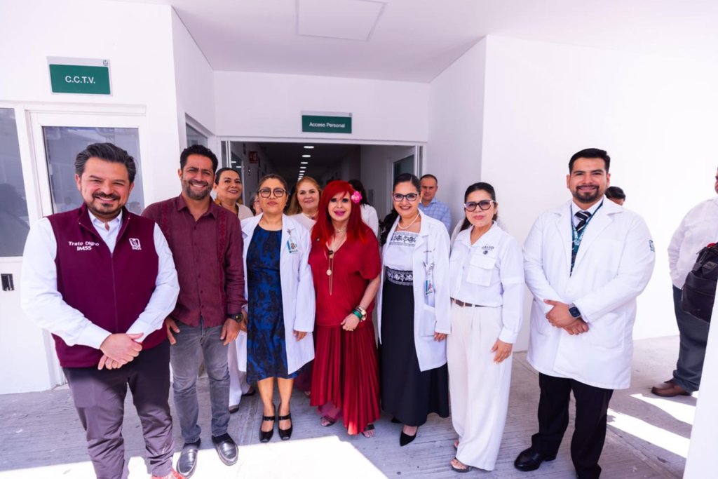 Personal médico y operativo recorriendo las nuevas instalaciones de alta tecnología - Carxcter Campeche