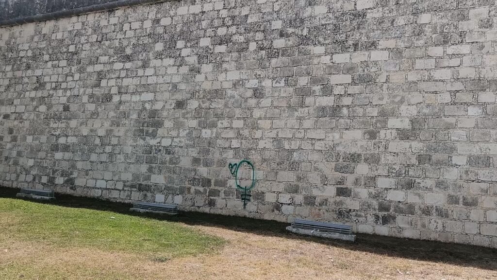 Murallas de Campeche con pintas tras marcha del 8M - Carxcter Campeche