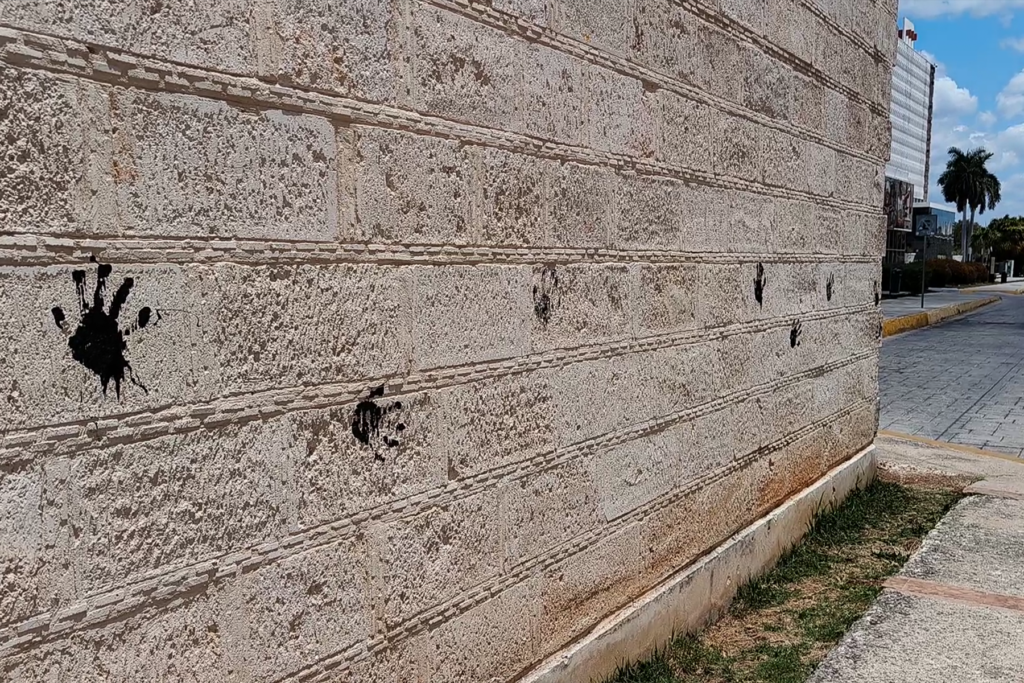Lienzo de muralla intervenido en la marcha del 8M - Carxcter Campeche