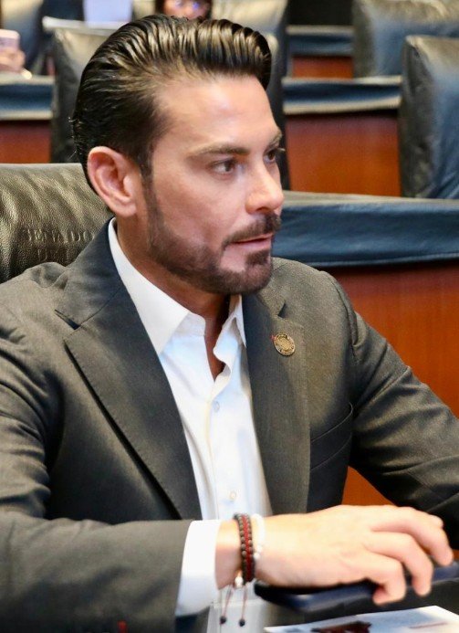 El político campechano enfatizó que el Estado debe ser garante de paz y legalidad, por lo que cerrar el paso a los vínculos con la delincuencia es un paso necesario para fortalecer las instituciones desde su raíz y garantizar que el servicio público sea íntegro. La inhabilitación permanente es una medida
