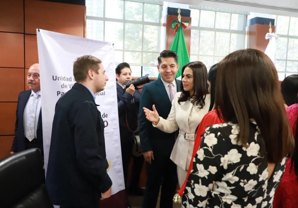 Durante el encuentro, la legisladora, integrante de la Comisión de Salud del Senado, expuso diversas preocupaciones relacionadas con la situación actual del sistema de salud en el país, entre ellas el desabasto de medicamentos, vacunas y material de curación, así como la falta de personal médico y las necesidades de infraestructura en hospitales y centros de atención