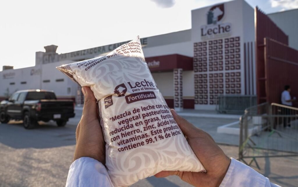 El proyecto requirió una inversión de 130 millones de pesos (mdp) y tiene capacidad para producir 100 mil litros diarios de leche.