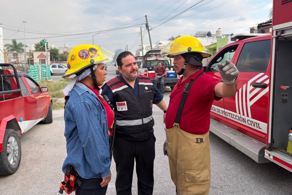 Anuar Dáger Granja y bomberos de Campeche - Carxcter Campeche