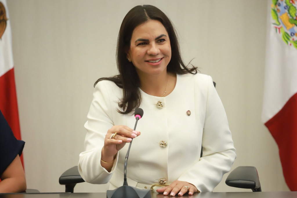 Karla Toledo Zamora, senadora de la República PRI - Carxcter Campeche