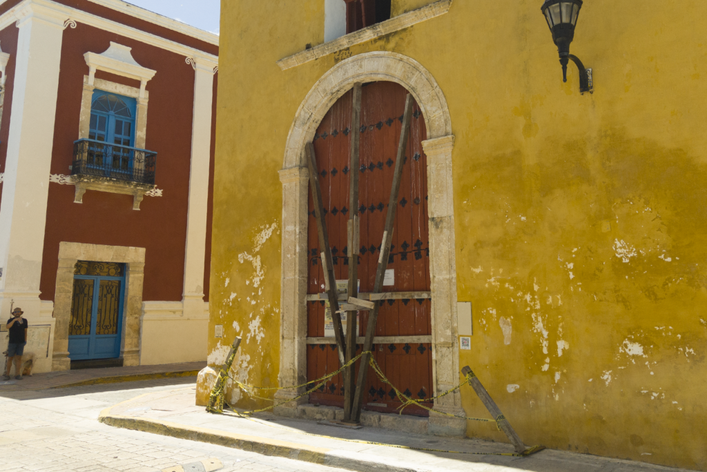 Puerta de la Iglesia de San Roque en Campeche dañada - Carxcter Campeche