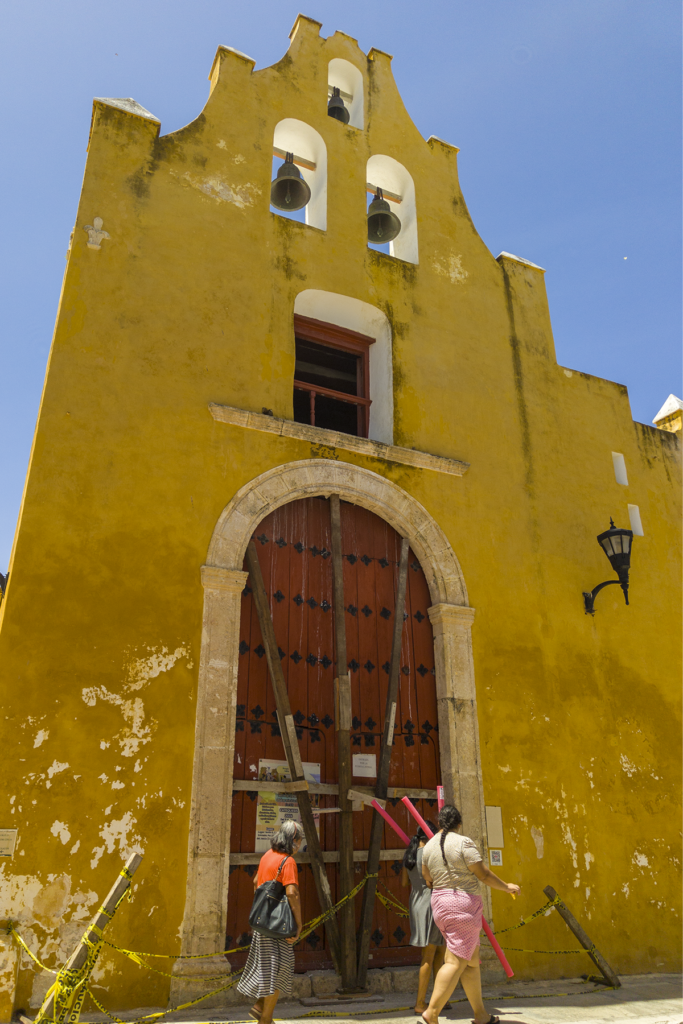 Detalle del dintel y la puerta principal de la Iglesia de San Roque en el Centro Histórico de Campeche bajo evaluación del INAH - Carxcter Campeche