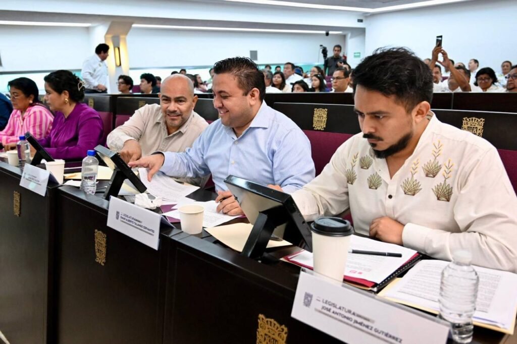 La reforma también establece que los anuncios de las obras no podrán utilizarse para promocionar a servidores públicos.
La iniciativa fue presentada por el diputado José Antonio Jiménez Gutiérrez, de Morena, presidente de la Junta de Gobierno y Administración del Congreso de Campeche
